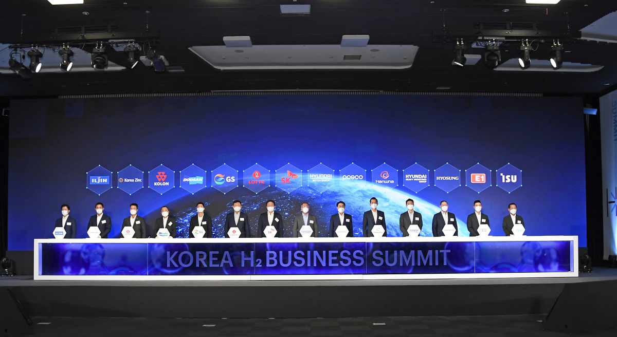 ▲재계가 8일 경기 고양 킨텍스에서 한국판 수소 위원회인 'Korea H2 Business Summit(코리아 H2 비즈니스 서밋)'을 공식 출범했다. 왼쪽부터 출범식에 참석한 허정석 일진홀딩스 부회장, 최윤범 고려아연 부사장, 이규호 코오롱그룹 부사장, 박정원 두산그룹 회장, 허세홍 GS그룹 사장, 신동빈 롯데그룹 회장, 최태원 SK그룹 회장, 정의선 현대차그룹 회장, 최정우 포스코그룹 회장, 김동관 한화그룹사장, 정기선 현대중공업지주 부사장, 조현상 효성그룹 부회장, 구동휘 E1 대표, 김상범 이수그룹 회장.  (사진제공=Korea H2 Business Summit)