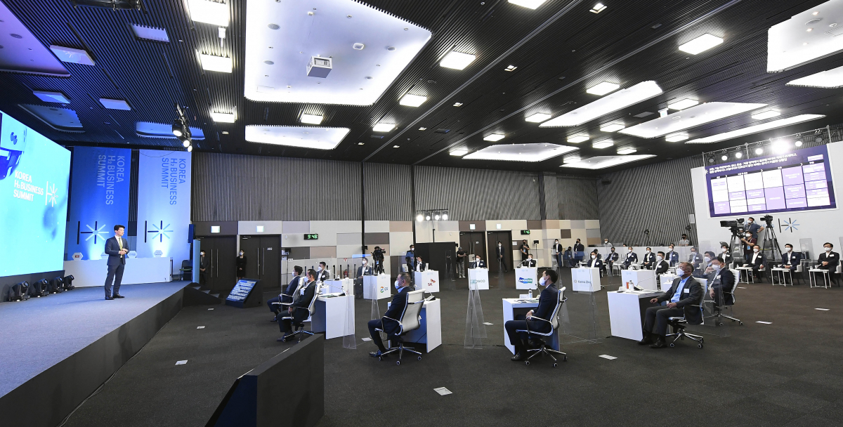 ▲재계가 8일 경기 고양 킨텍스에서 한국판 수소 위원회인 'Korea H2 Business Summit(코리아 H2 비즈니스 서밋)'을 공식 출범했다. 참석자들이 총회를 진행하고 있다.  (사진제공=Korea H2 Business Summit)