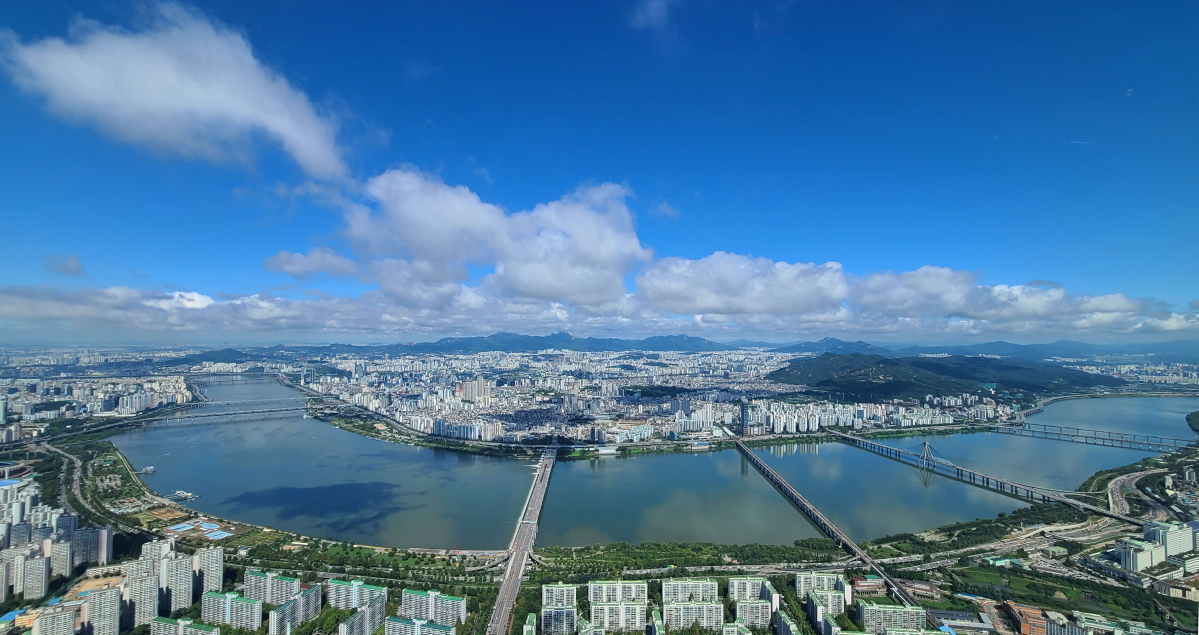 ▲맑은 날씨를 보인 8일 서울 송파구 롯데월드타워 서울스카이에서 바라본 하늘이 파랗다.  (연합뉴스)