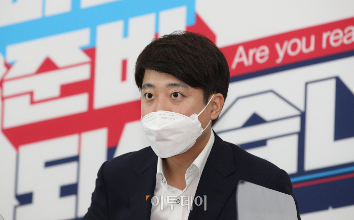 ▲이준석 국민의힘 대표가 9일 오전 서울 여의도 국회에서 열린 최고위원회의에서 발언하고 있다. (국회사진취재단)