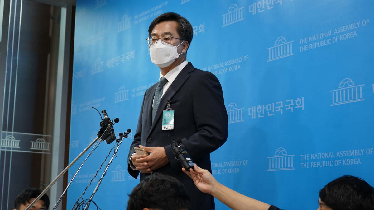 ▲김동연 전 경제부총리가 9일 국회 소통관에서 열린 기자회견에서 질의에 답하고 있다. (사진제공=김동연 전 경제부총리 측)