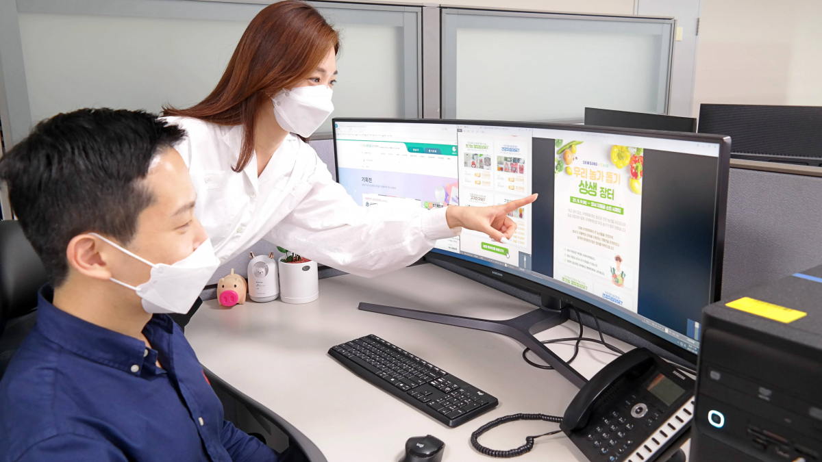 ▲삼성전자 직원들이 '온라인 장터'에서 농산품을 고르는 모습 (사진제공=삼성전자)