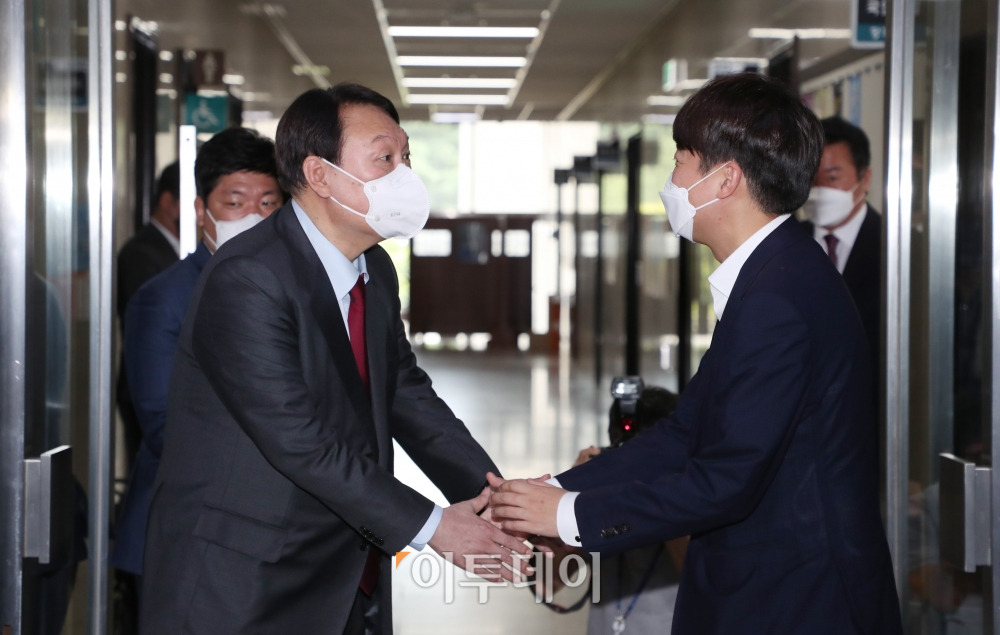 ▲국민의힘 대선 경선 예비후보인 윤석열 전 검찰총장이 6일 오전 국회를 찾아 '고발 사주' 의혹과 관련해 이준석 대표와 비공개 면담을 마친 뒤 인사하고 있다. (신태현 기자 holjjak@)