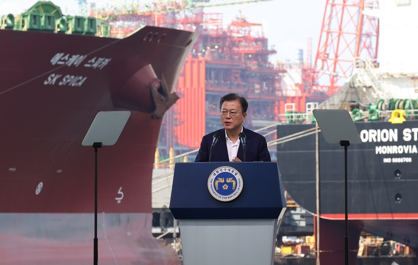 ▲<YONHAP PHOTO-5027> 발언하는 문 대통령    (거제=연합뉴스) 최재구 기자 = 문재인 대통령이 9일 경남 거제시 삼성중공업에서 열린 K-조선 비전 및 상생 협력 선포식에서 발언하고 있다. 2021.9.9    jjaeck9@yna.co.kr/2021-09-09 16:00:09/<저작권자 ⓒ 1980-2021 ㈜연합뉴스. 무단 전재 재배포 금지.>