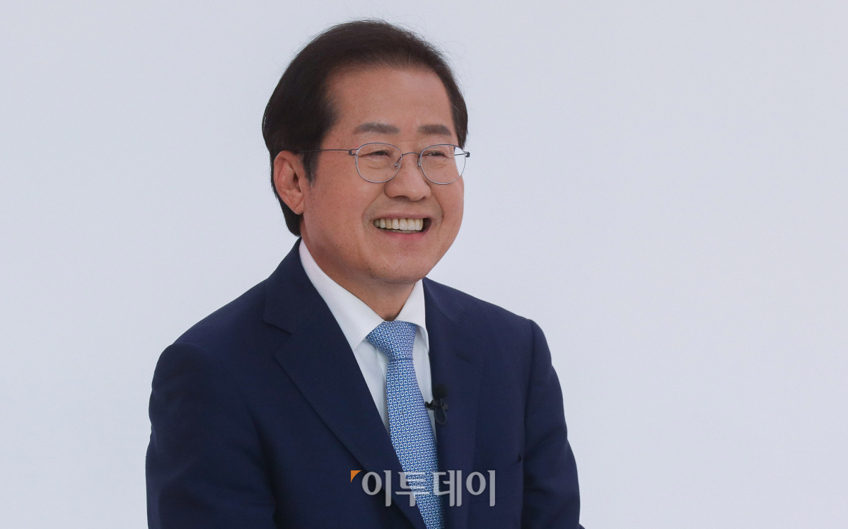 ▲9일 오후 서울 금천구 즐스튜디오에서 열린 '국민시그널' 국민의힘 대선 경선 후보 공개면접에서 홍준표 예비후보가 질문에 답변하고 있다. (신태현 기자 holjjak@)