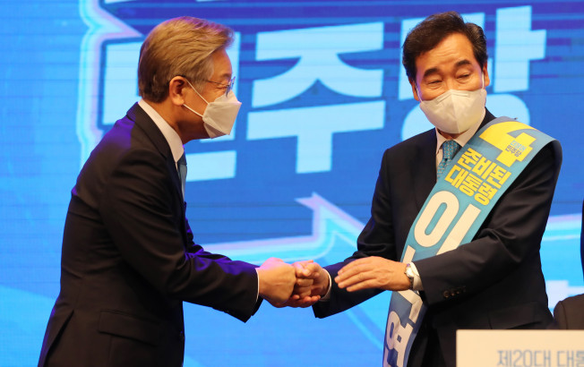 ▲'충북·세종 민주당 순회 경선' 에서 1위를 차지한 더불어민주당 대권주자인 이재명 경기지사(왼쪽)가 5일 오후 충북 청주시 서원구 CJB컨벤션센터에서 이낙연 후보자와 인사하고 있다. (연합뉴스)