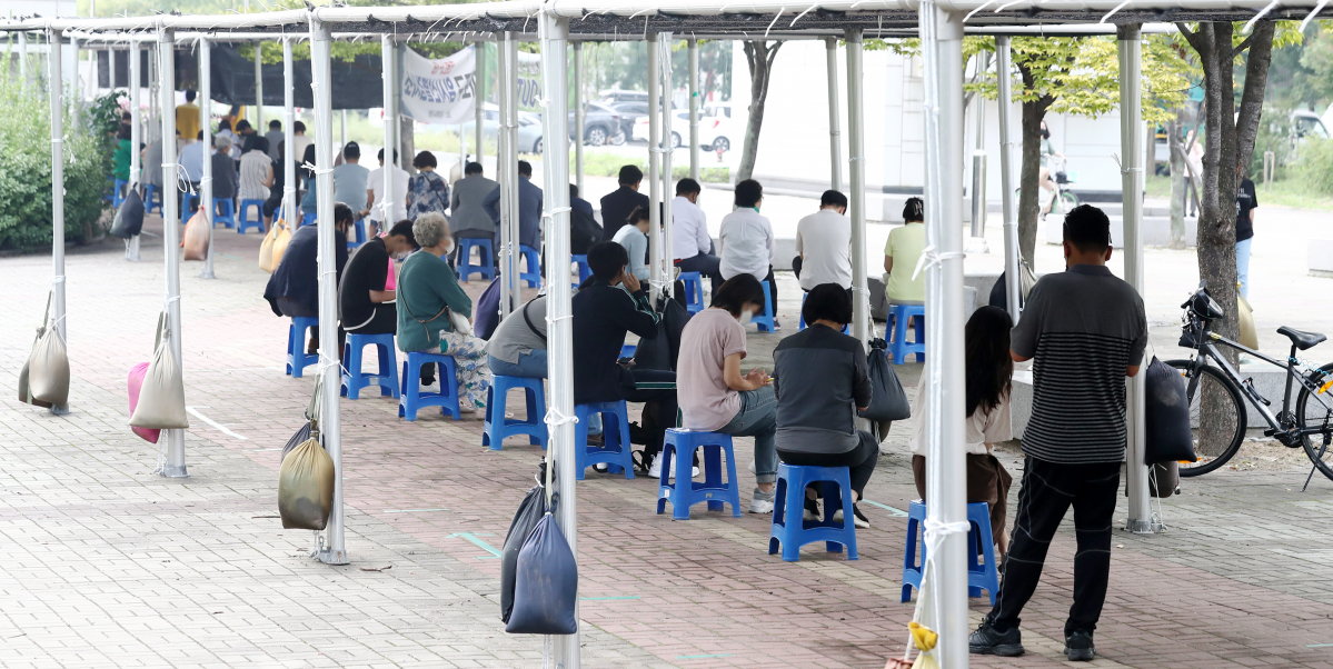 ▲10일 오전 서울 마포구 서강대역사 광장에 마련된 마포구 코로나19 임시선별검사소에서 시민들이 검사를 받기 위해 대기하고 있다. 중앙방역대책본부는 이날 0시 기준 신규확진자가 1892명이라고 밝혔다.  (뉴시스)