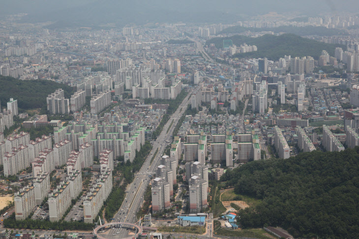 ▲충남 천안시 아파트값이 들썩이고 있다. 웬만한 서울 강북권 아파트 못지 않은 수준까지 매매값이 오른 단지도 적지 않다. 충남 천안시 일대에 빼곡히 들어선 아파트 단지들 모습. (사진제공=천안시)