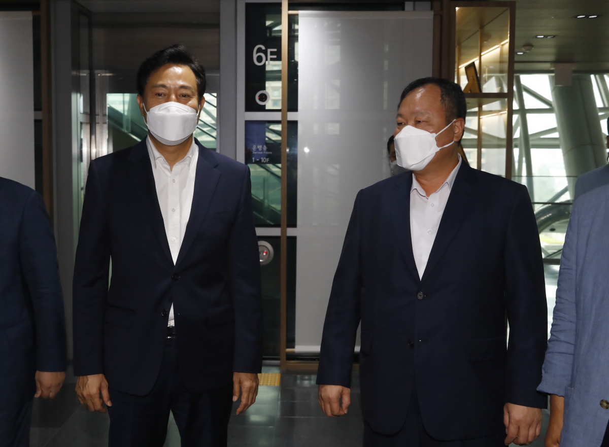 ▲오세훈 서울시장과 김인호 서울시의장이 7월 29일 서울시청에서 광화문광장 세월호 기억공간 관련 조찬 회동을 마친 뒤 청사를 나서고 있다. (뉴시스)