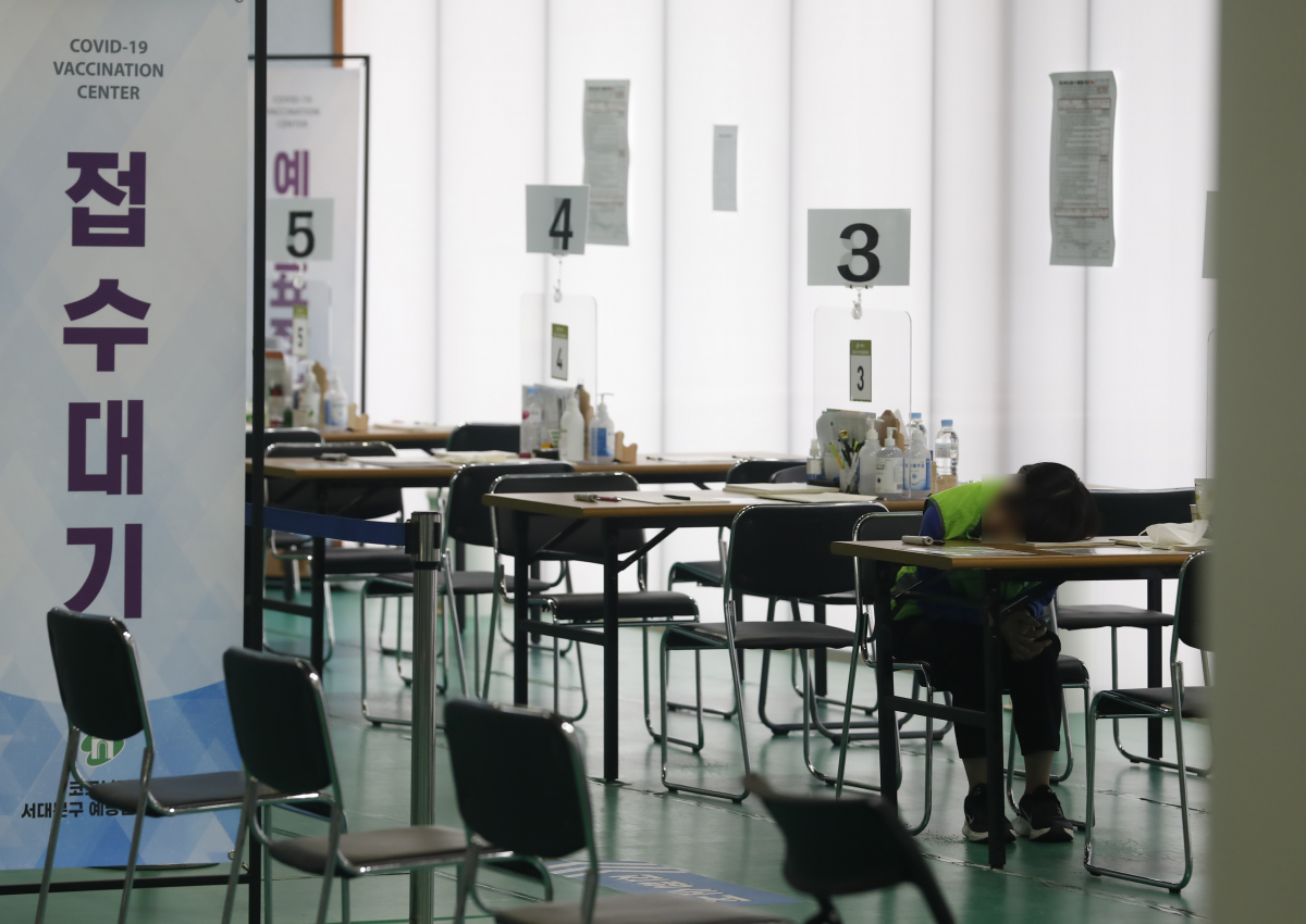 ▲코로나19 백신 접10일 서울 서대문구 예방접종센터에서 점심시간이 시작되자 한 의료진이 지친 듯 책상에 엎드려 있다.  (뉴시스)