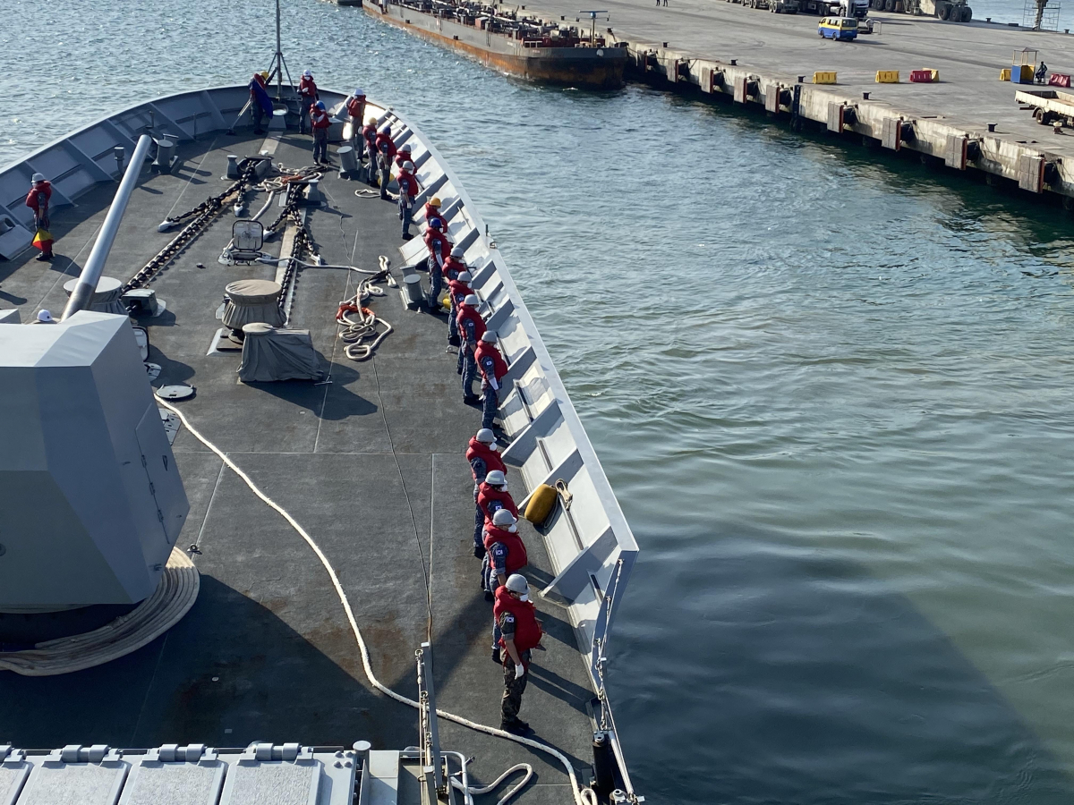 ▲7월 20일(현지시간) 코로나19 집단감염이 발생한 청해부대 34진이 승선했던 문무대왕함이 출항하고 있다. (사진제공=국방부)