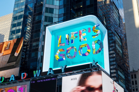 ▲LG전자가 미국 뉴욕 타임스스퀘어 전광판에서 '라이프 이즈 굿(Life’s Good)' 메시지를 담은 3D 콘텐츠를 상영한다. 개학을 주제로 한 이 영상은 내달 초까지 상영된다.  (사진제공=LG전자)