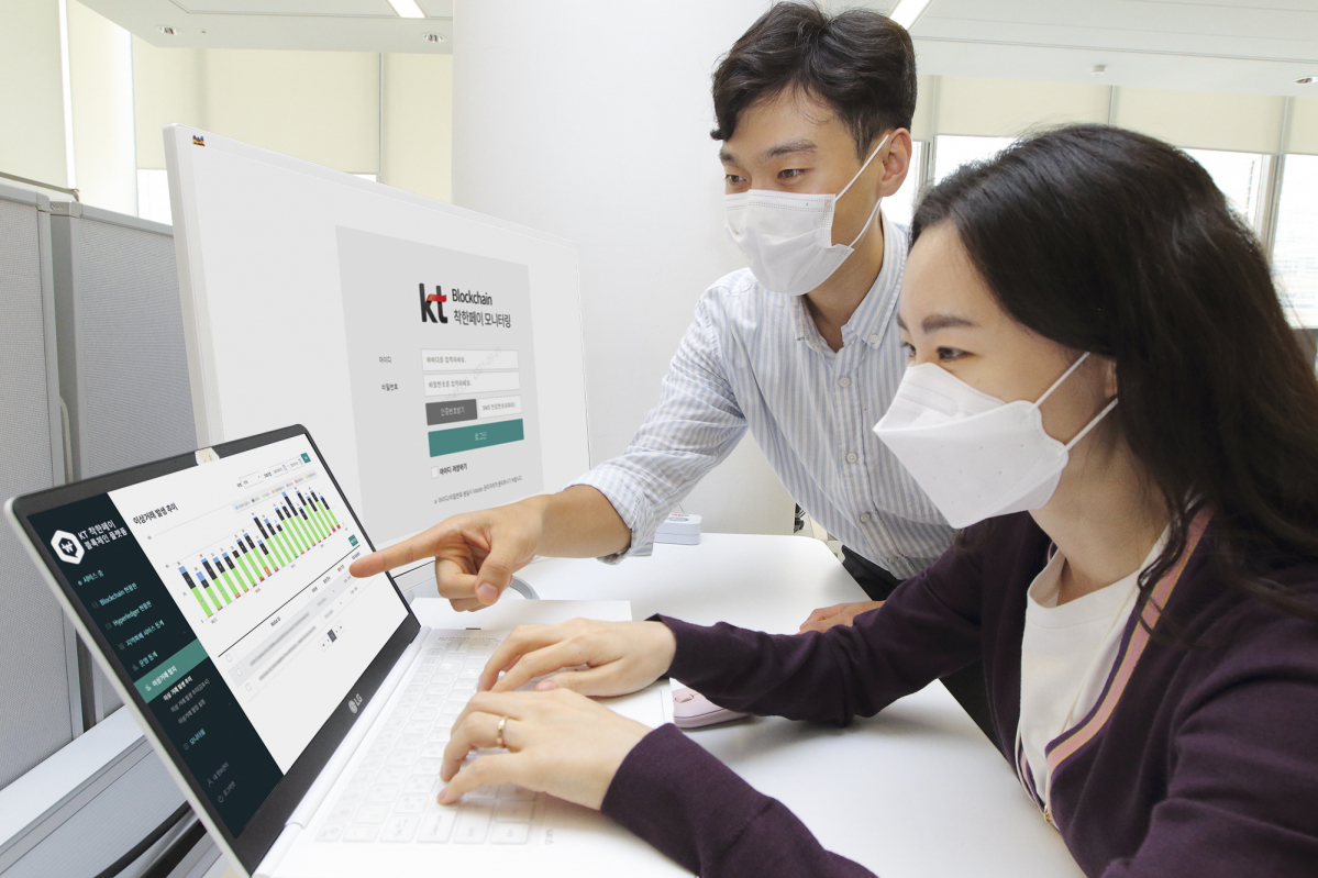 ▲KT가 고도화된 지역화폐 이상거래 탐지 시스템으로 이상거래를 차단한다. 모델이 지역화폐 이상거래 탐지 시스템을 보고 있다.  (사진제공=KT)