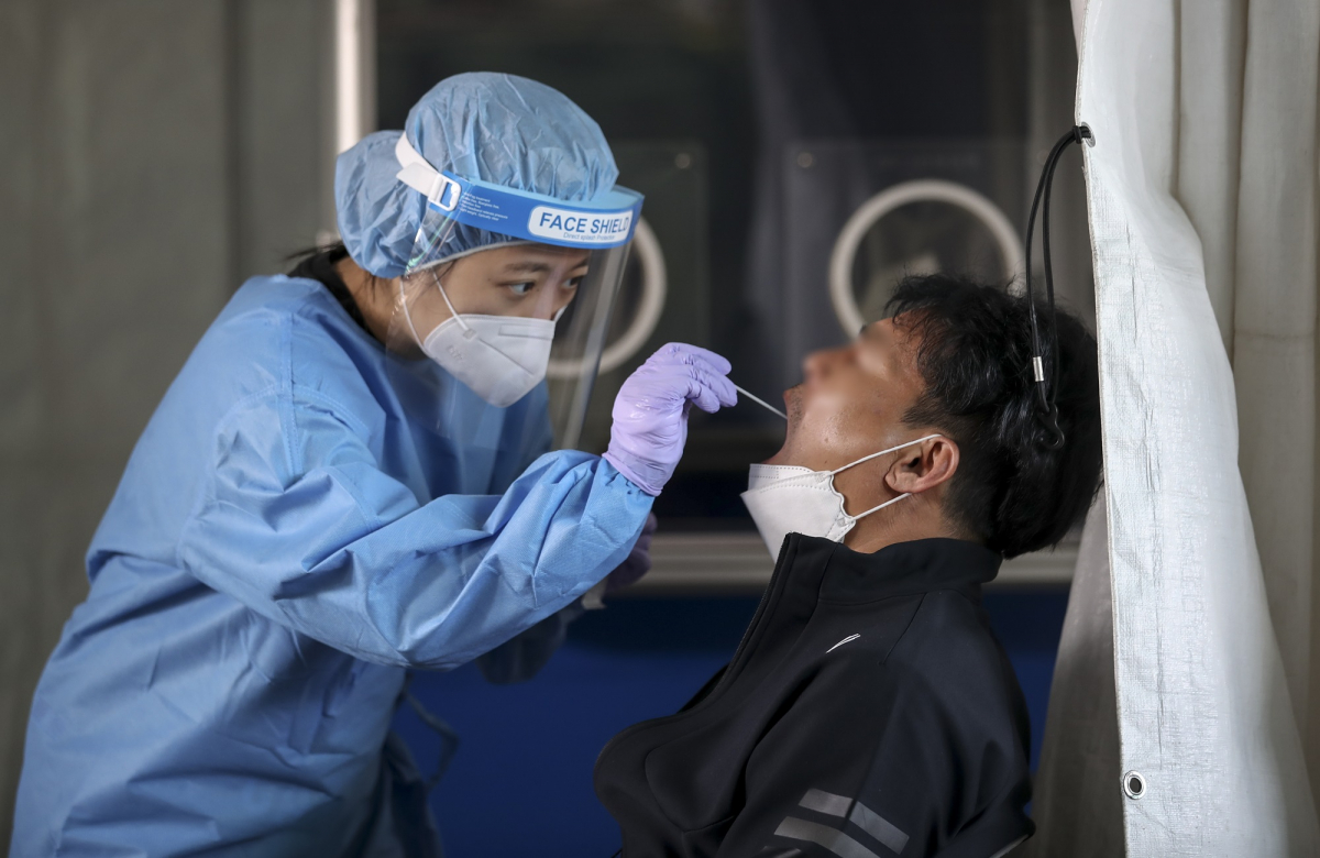 ▲가락시장에서 코로나19 확진자가 잇따라 나오고 있는 12일 오전 서울 송파구 가락농수산물종합도매시장에 설치된 찾아가는 선별진료소를 찾은 시장 상인 및 시민들이 코로나19 검사를 받고 있다.  (뉴시스)