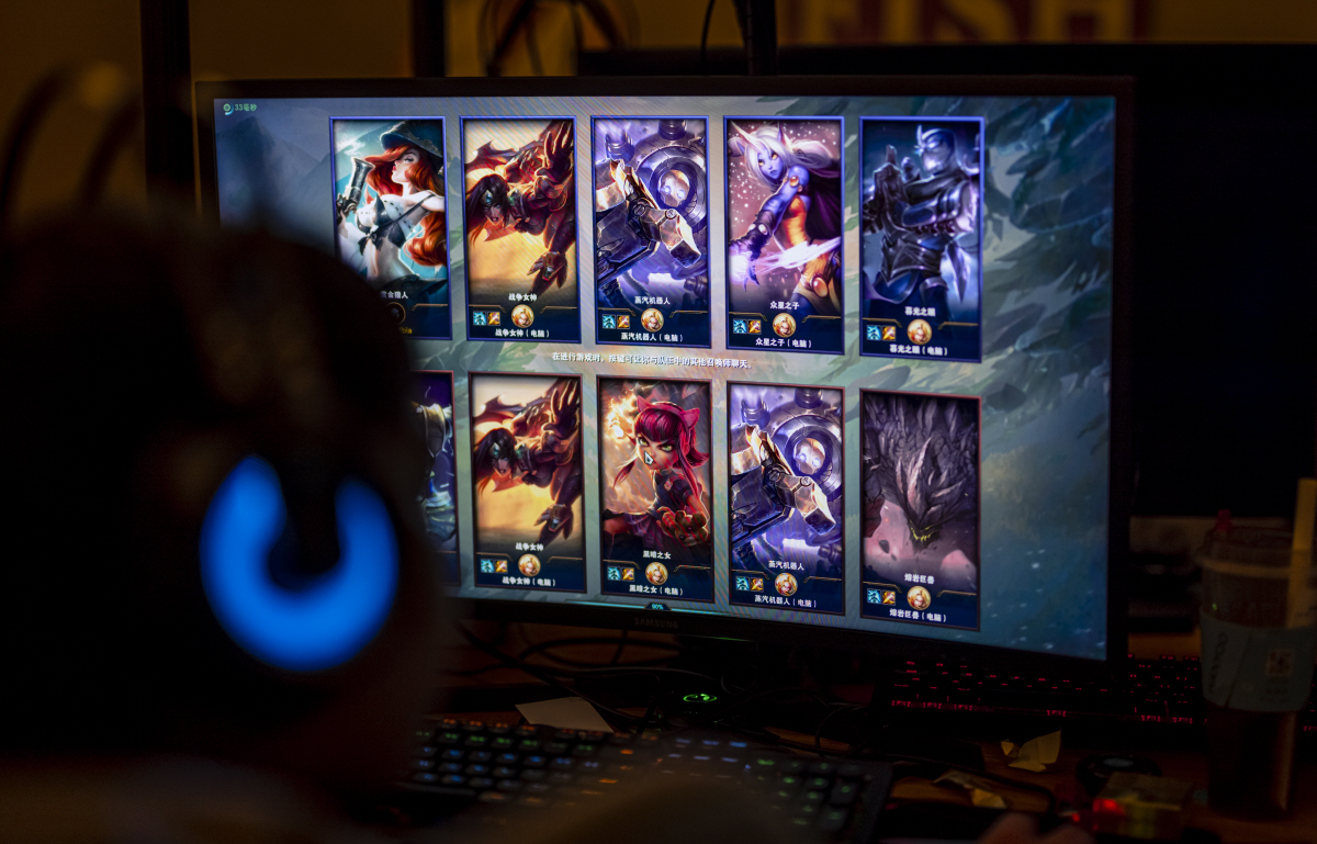 ▲한 남성이 지난달 31일 중국 상하이에서 게임을 하고 있다. 상하이/EPA연합뉴스