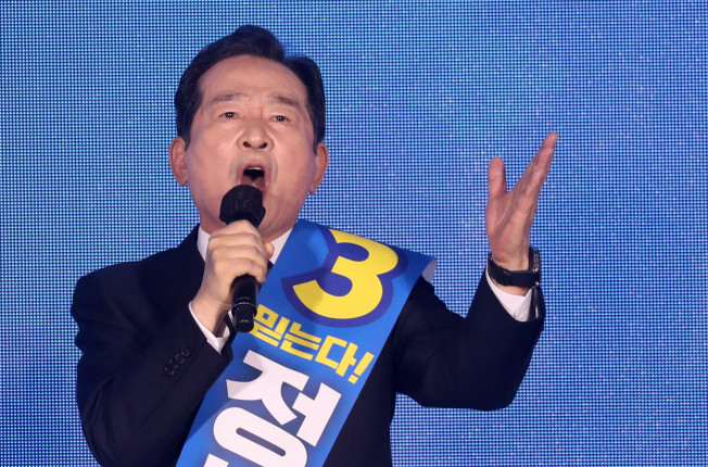 ▲12일 오후 강원 원주시 오크밸리리조트 컨벤션센터에서 열린 더불어민주당 강원권역 순회경선 합동연설회에서 정세균 후보가 정견을 밝히고 있다. (연합뉴스)