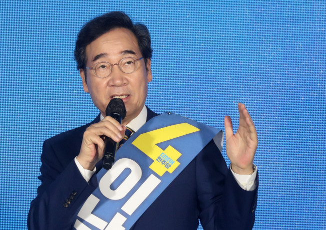 ▲12일 오후 강원 원주시 오크밸리리조트 컨벤션센터에서 열린 더불어민주당 강원권역 순회경선 합동연설회에서 이낙연 후보가 정견을 밝히고 있다. (연합뉴스)