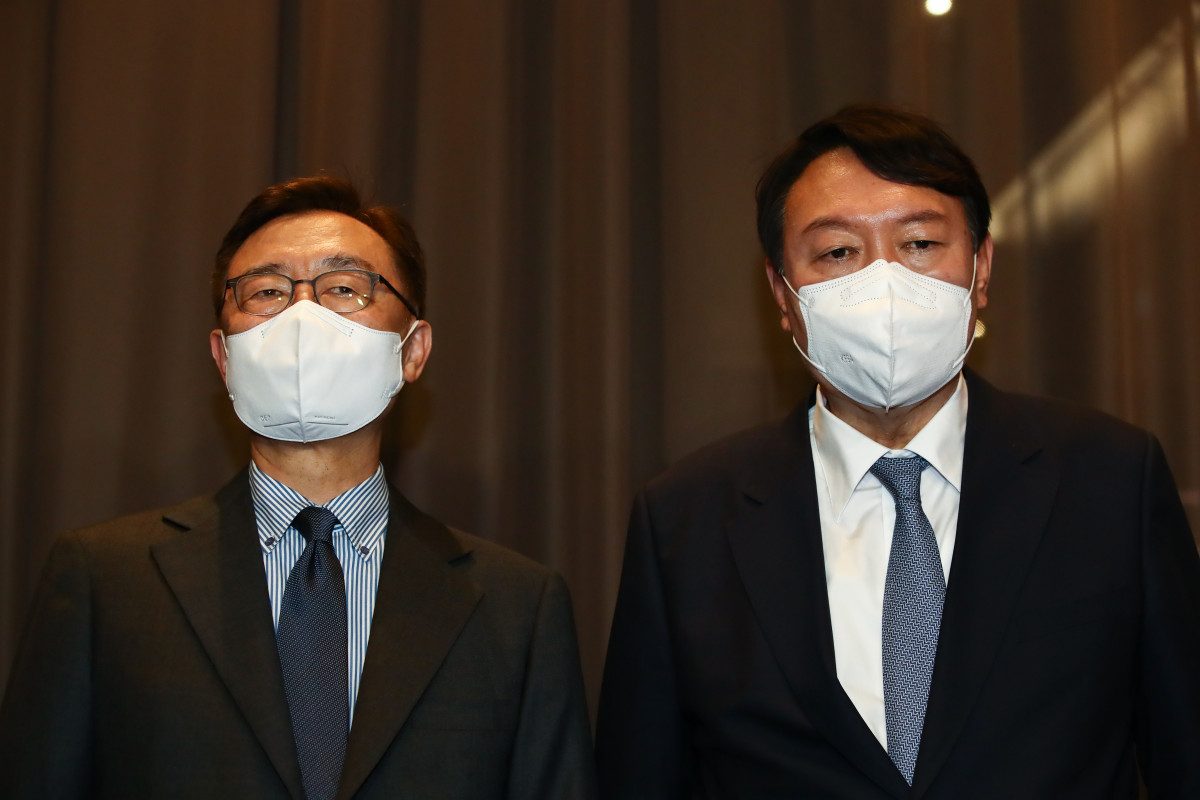 ▲국민의힘 윤석열(오른쪽), 최재형 대선 경선 예비후보가 12일 저녁 서울 여의도 글래드 호텔에서 고발 사주 의혹의 정치공작 가능성 등에 대한 대처방안을 논의한 뒤 밖으로 나서고 있다. 두 사람은 관련 의혹에 대해 '공동 대응'을 선언했다.  (연합뉴스)