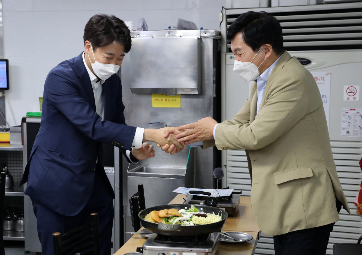 ▲국민의힘 이준석 대표와 원희룡 대선 경선 예비후보가 12일 서울 중구 한 떡볶이집에서 회동을 하고 있다.  (국회사진기자단)