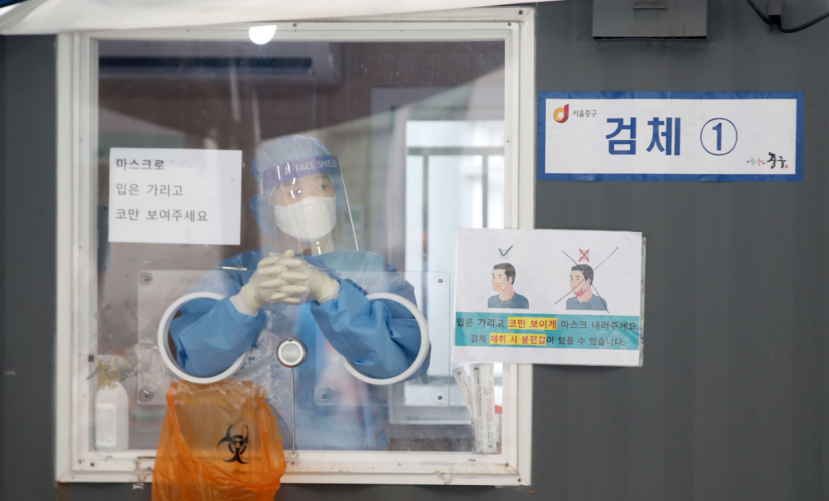 ▲0시 기준 1755명(주말 기준 두 번째 규모)의 신규 코로나19 확진자가 발생한 12일 오전 서울역광장에 설치된 임시선별검사소에서 의료진이 검사자를 기다리고 있다. (뉴시스)