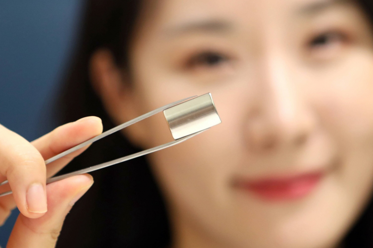 ▲LG이노텍 직원이 ‘친환경 마그넷’을 선보이고 있다. 이 제품은 중희토류를 최소화하면서도, 세계 최고 수준의 자력을 확보했다. ‘친환경 마그넷’은 차량 생산 중단 리스크 최소화 및 경량화에 유리하며, 스마트폰 카메라의 구동력을 10%가량 높여 깨끗하고 선명한 고화질 촬영물을 얻을 수 있다. (사진제공=LG이노텍)