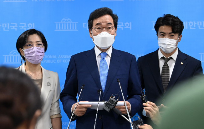 ▲더불어민주당 이낙연 대선 경선 후보가 13일 오전 서울 여의도 국회 소통관에서 저출산 해결 공약 발표 기자회견을 한 뒤 취재진 질문에 답하고 있다.  (연합뉴스)