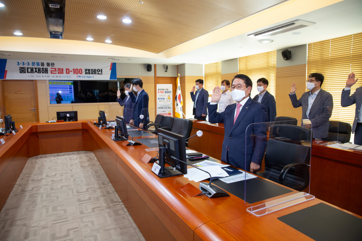 ▲박형덕 한국서부발전 사장(첫줄 오른쪽) 등이 중대재해 근절을 위한 안전실천 행동강령을 선포하고 있다. (사진제공=한국서부발전)