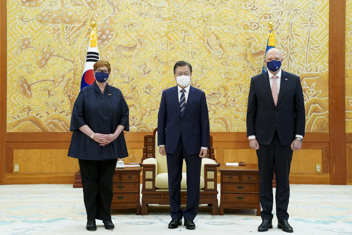 ▲<YONHAP PHOTO-4409> 호주 외교·국방장관과 기념사진 촬영하는 문 대통령    (서울=연합뉴스) 최재구 기자 = 문재인 대통령(가운데)이 13일 오전 청와대 본관 접견실에서 한국과 호주 외교·국방(2+2) 장관회의 참석차 방한한 호주의 마리스 페인 외교장관(왼쪽)과 피터 더튼 국방장관(오른쪽)을 접견하며 기념사진을 촬영하고 있다. 2021.9.13    jjaeck9@yna.co.kr/2021-09-13 12:34:49/<저작권자 ⓒ 1980-2021 ㈜연합뉴스. 무단 전재 재배포 금지.>