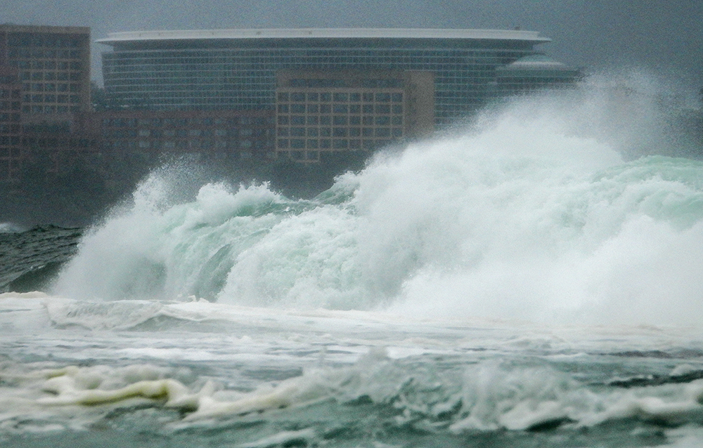 ▲북상 중인 제14호 태풍 찬투의 간접영향권에 접어든 13일 제주 서귀포시 예례동 인근 앞바다에 큰 파도가 몰아치고 있다. 기상청은 태풍 찬투가 오는 16일 오전까지 중국 상하이 부근에 위치하며 진로가 정체될 것으로 예측했다. (뉴시스)