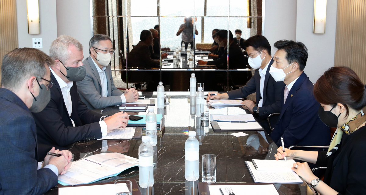 ▲박기영 산업통상자원부 제2차관(오른쪽 줄 가운데)과  요흔 아이크홀트(Jochen Eickholt) 지멘스 에너지 부회장(왼쪽 줄 가운데) 등이 13일 만나 수소·재생에너지 산업 활성화 방안에 대한 의견을 나누고 있다. (사진제공=산업통상자원부)