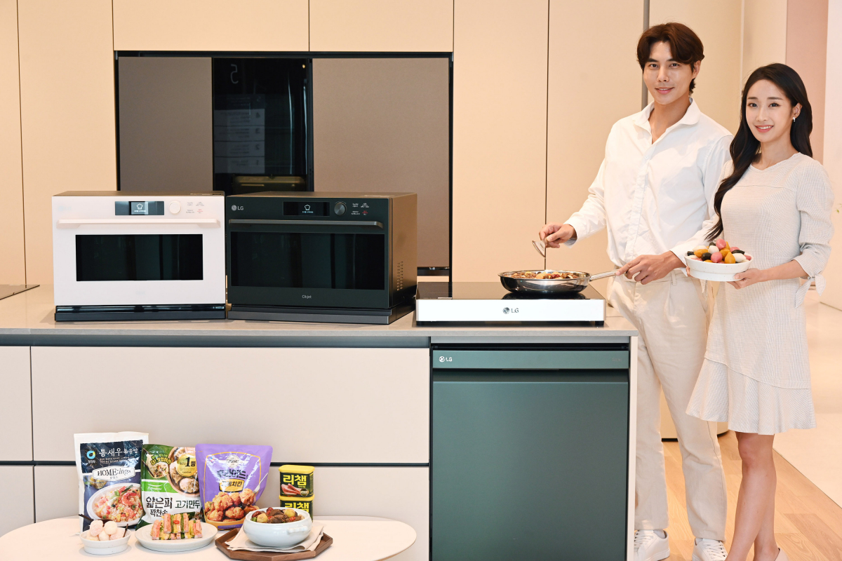▲LG전자가 명절 요리와 설거지 부담을 덜어주는 광파오븐, 식기세척기 등 프리미엄 주방가전 구입고객에게 다양한 혜택을 제공한다. 모델들이 요리가 쉬워지는 LG 디오스 광파오븐 오브제컬렉션, LG 디오스 전기레인지와 설거지 부담을 덜어주는 LG 디오스 식기세척기 오브제컬렉션을 소개하고 있다. (사진제공=LG전자)