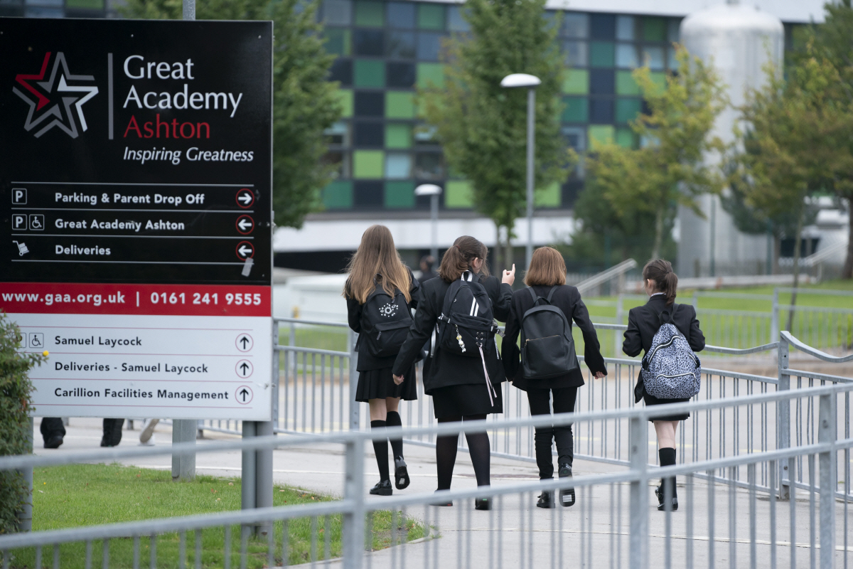 ▲3일(현지시간) 영국 학생들이 애시턴언더라인에서 여름방학 후 학교로 돌아가고 있다. 애시턴언더라인/AP연합뉴스