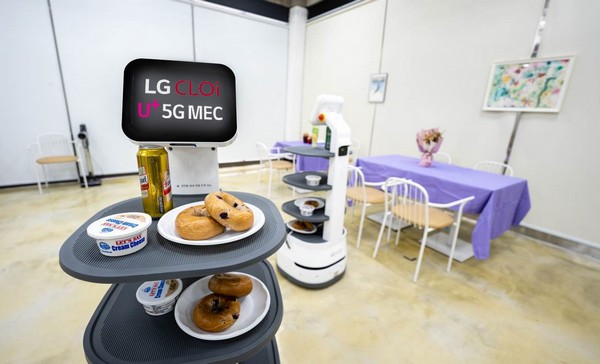 ▲MEC에 탑재된 자율 주행 엔진을 통해 LG전자 배송로봇들이 음료를 서빙하는 모습이다. (사진제공=LG유플러스)