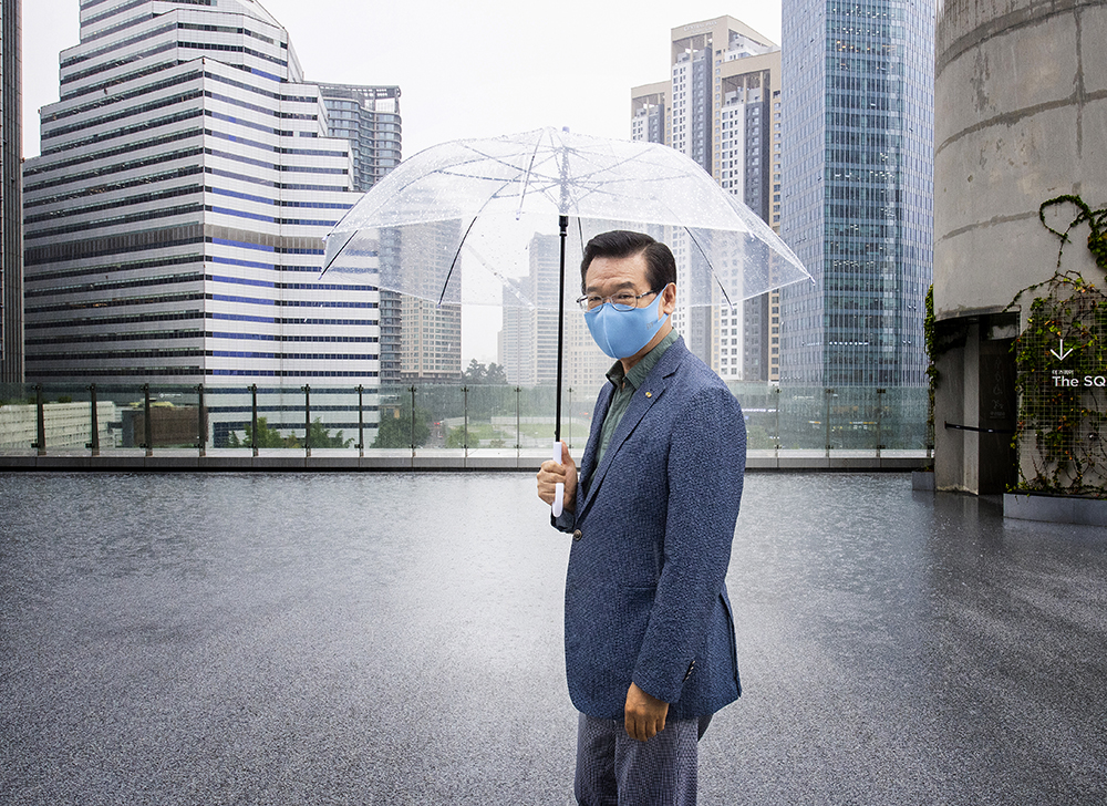 ▲성장현 용산구청장은 "용산공원은 역사가 있는 살아있는 박물관이고 우리들만의 것도 아니고 미래의 후손들이 살아갈 곳"이라고 말했다. 성 구청장이 용산역 아이파크몰에서 개발 부지를 둘러보고 있다.  (사진제공=용산구)