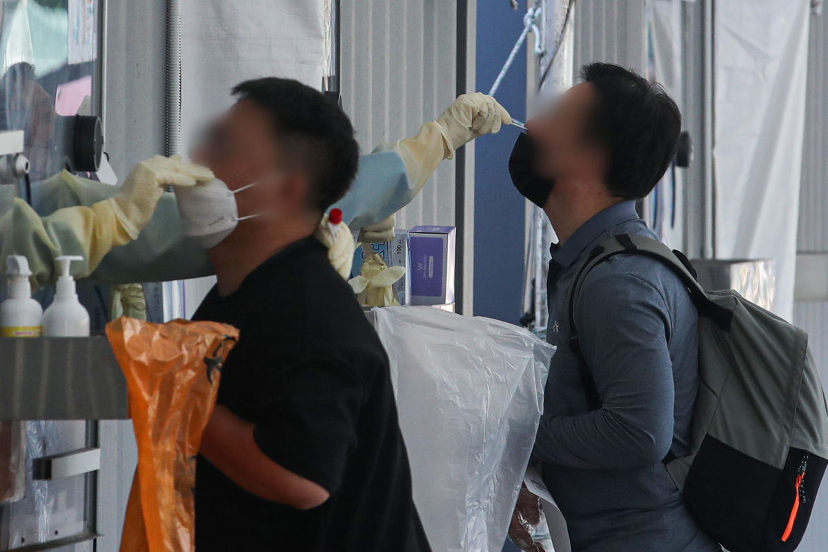 ▲코로나19 신규 확진자가 1497명으로 70일째 네 자릿수를 기록중인 14일 오전 서울 중구 서울광장 임시선별검사소에서 시민들이 검사를 받고 있다.  (뉴시스)