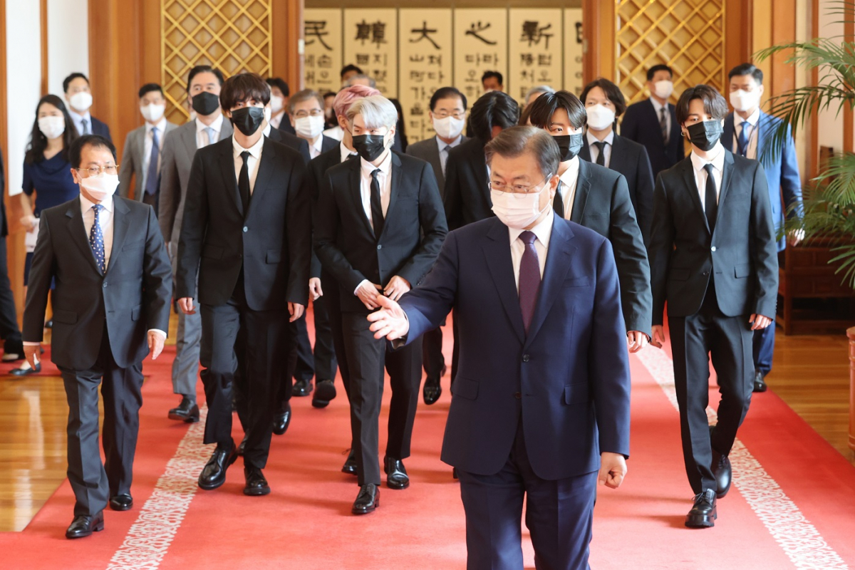 ▲<YONHAP PHOTO-2673> BTS와 환담장 이동하는 문 대통령    (서울=연합뉴스) 최재구 기자 = 문재인 대통령이 14일 청와대에서 열린 미래세대와 문화를 위한 대통령 특별사절 임명장 수여식에서 그룹 BTS에게 임명장을 수여하고 환담장으로 이동하고 있다. 2021.9.14    jjaeck9@yna.co.kr/2021-09-14 11:50:33/<저작권자 ⓒ 1980-2021 ㈜연합뉴스. 무단 전재 재배포 금지.>