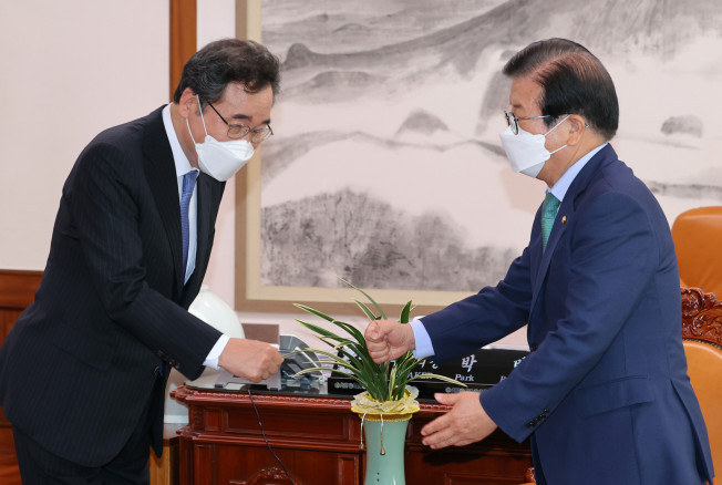 ▲더불어민주당 이낙연 대선 경선 후보가 14일 서울 여의도 국회의장실에서 박병석 의장을 면담하고 있다. (연합뉴스)