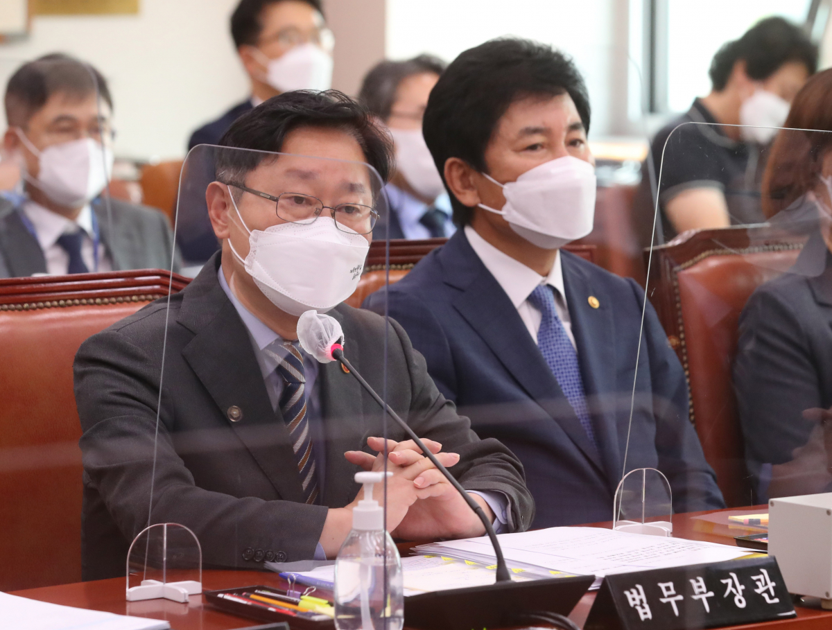 ▲박범계 법무부 장관이 14일 서울 여의도 국회에서 열린 법제사법위원회 전체회의에서 의원들의 질의에 답변하고 있다. (공동취재사진)