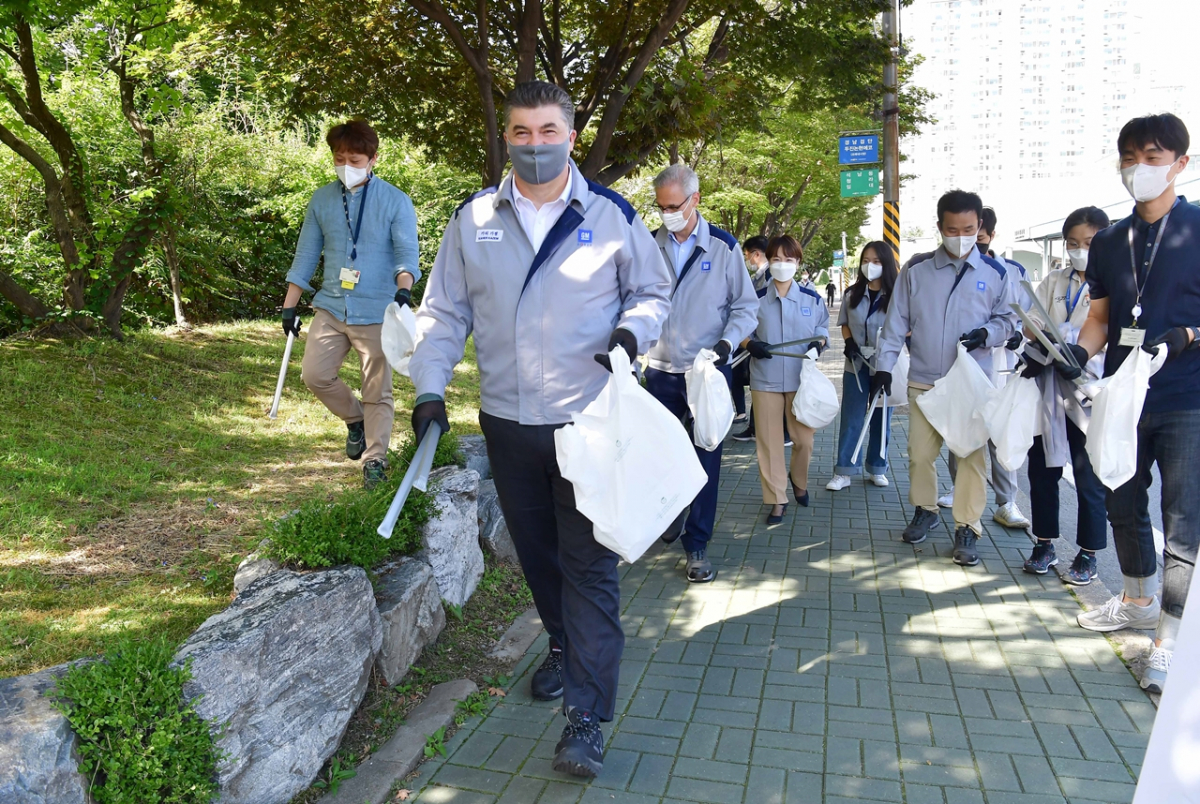 ▲14일 인천 부평 본사에서 카허 카젬(Kaher Kazem) 한국지엠 사장과 로베르토 렘펠(Roberto Rempel) 지엠테크니컬센터코리아 사장을 비롯한 GM 한국사업장 임직원들이 함께 걸으면서 쓰레기를 줍는 활동인 플로깅 챌린지에 참여하고 있다.  (사진제공=한국지엠)