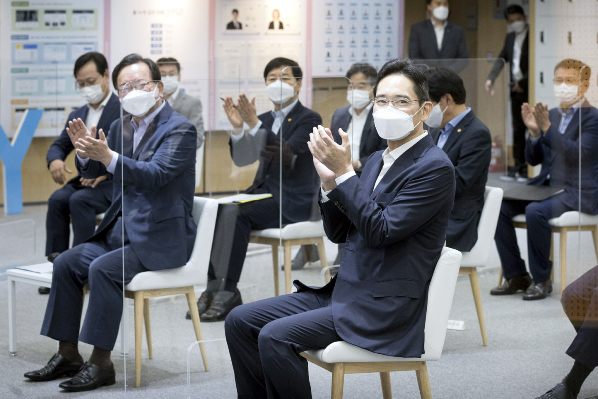 ▲김부겸 국무총리가 14일 서울 서초구 '삼성 청년 소프트웨어 아카데미(SSAFY)' 교육 현장을 방문, 이재용 삼성전자 부회장을 비롯한 사장단과 참석해 박수하고 있다.  (뉴시스)