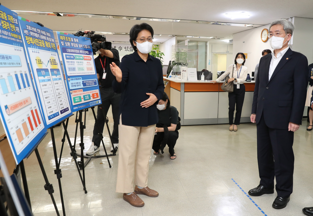 ▲고승범 금융위원장은 14일 서울 중구 서민금융통합지원센터에서 현장점검을 하고 있다. (사진제공=금융위원회)