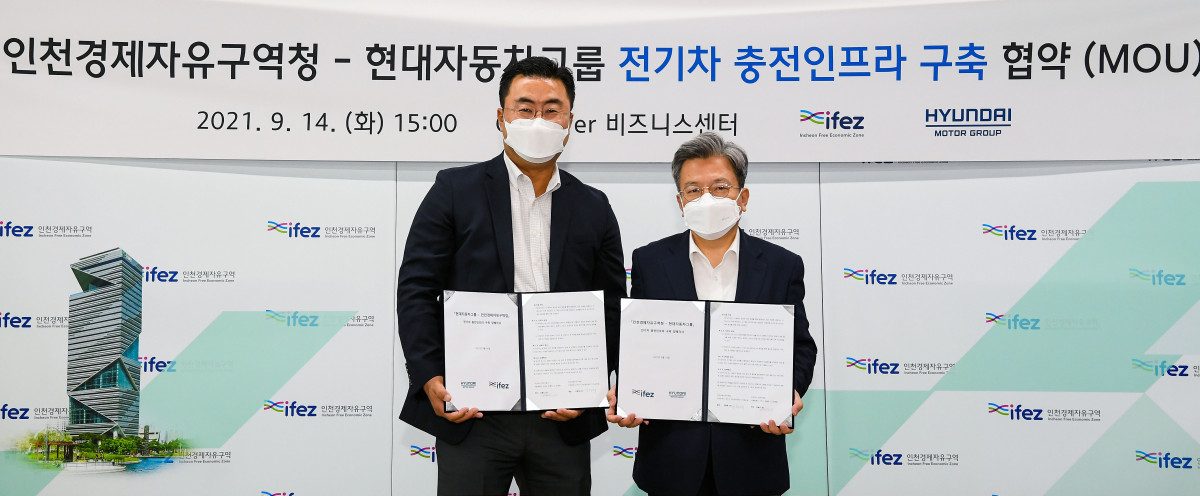 ▲현대차그룹 김흥수(왼쪽) EV사업부장(전무)과 인천경제자유구역청 이원재 청장이 14일 오후 인천경제자유구역청에서 '전기차 충전인프라 구축 협약'을 체결한 뒤 기념촬영을 하고 있다.  (사진제공=현대차그룹)