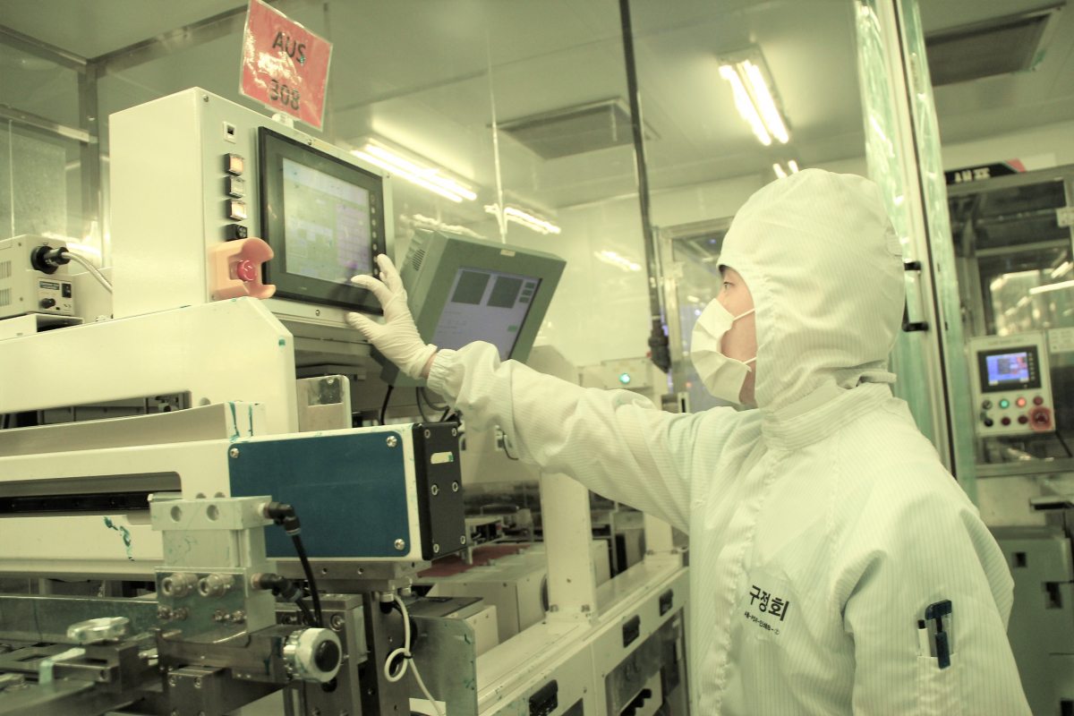 ▲삼성전자 협력회사인 PCB(인쇄회로기판) 기업 '대덕전자' 직원이 생산시설을 점검하고 있다. (사진제공=삼성전자)