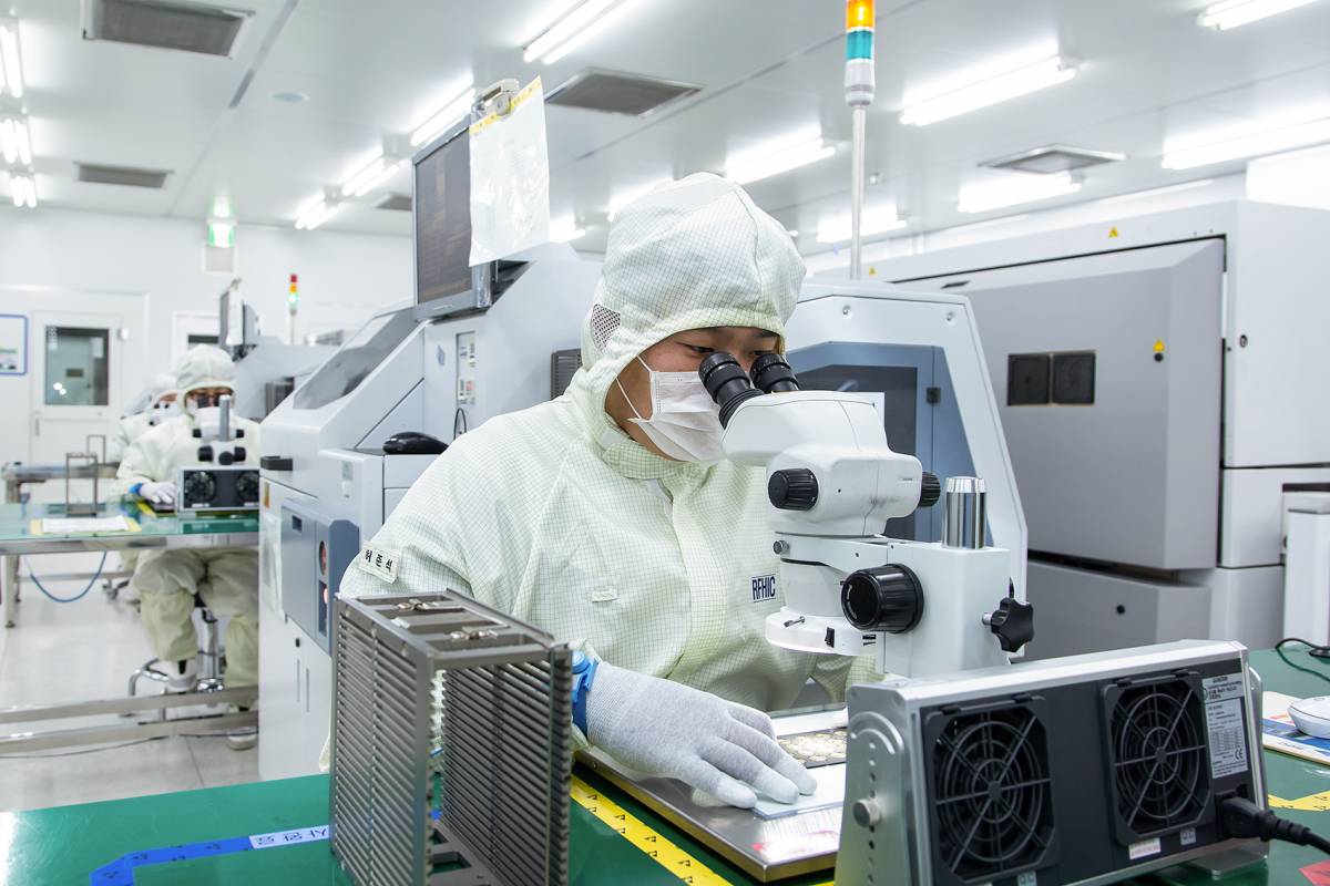 ▲삼성전자 협력회사인 네트워크 장비 기업 'RFHIC' 직원이 회로 기판 내부에 반도체 칩을 부착하고 있다. (사진제공=삼성전자)