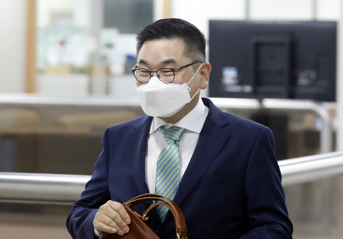 ▲경영권 승계과정에서 1천300억원대 조세포탈 혐의를 받는 구본상 LIG그룹 회장이 14일 서울중앙지방법원에서 열린 5차 공판에 출석하고 있다. (뉴시스)