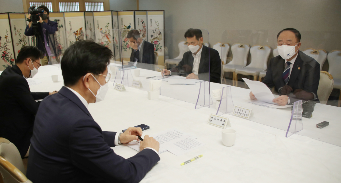 ▲홍남기 경제부총리 겸 기획재정부 장관이 15일 정부서울청사에서 열린 '제30차 부동산시장 점검 관계장관회의'를 주재하며 발언하고 있다. (연합뉴스)