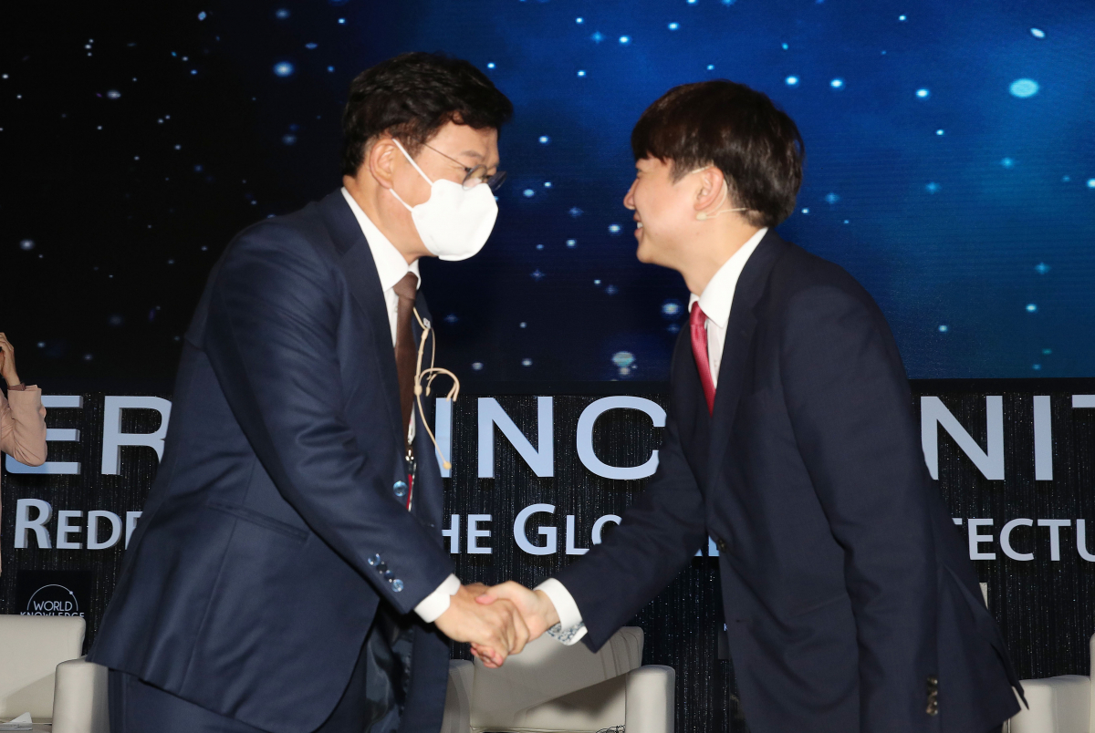 ▲더불어민주당 송영길 대표(왼쪽)와 국민의힘 이준석 대표가 14일 서울 중구 장충체육관에서 열린 제22회 세계지식포럼 개막식에서 인사를 나누고 있다. (연합뉴스)