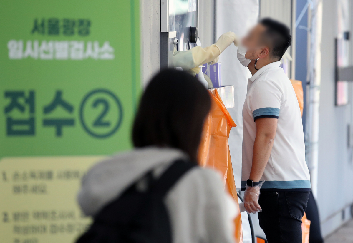 ▲코로나19 신규 확진자가 2080명으로 집계된 15일 오전 서울 중구 서울광장 임시선별검사소에서 시민이 검사를 받고 있다. (뉴시스)