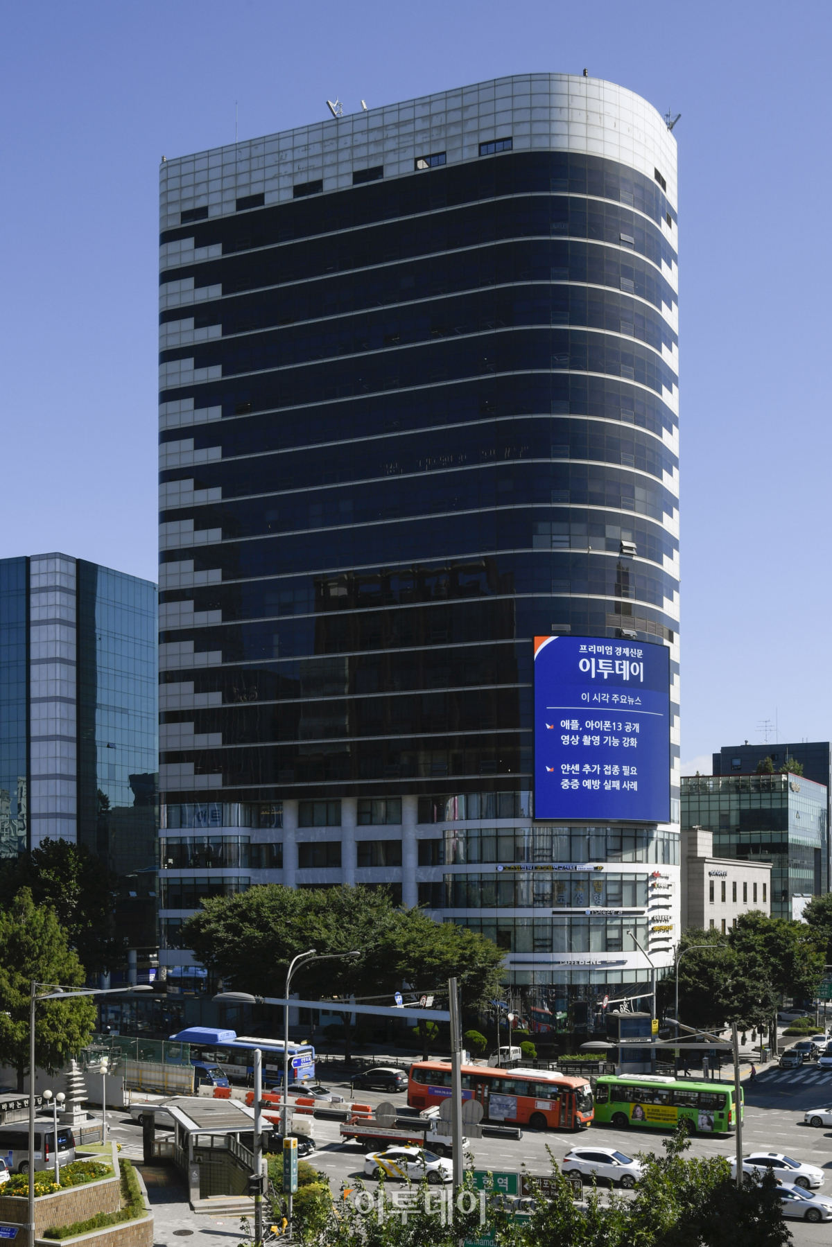 ▲이투데이 뉴스 전광판이 설치된 서울 지하철 7호선 논현역 인근 논현빌딩 전경. 조현호 기자 hyunho@ (이투데이)