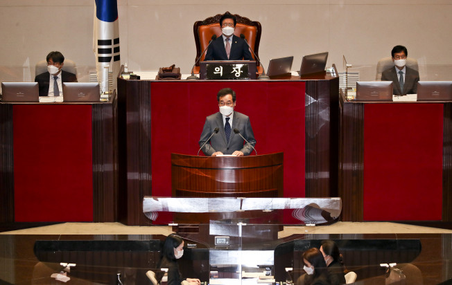 ▲더불어민주당 대권주자인 이낙연 전 대표가 15일 서울 여의도 국회에서 열린 본회의에서 본인의 의원직 사직안에 대한 신상발언을 하고 있다. (연합뉴스)